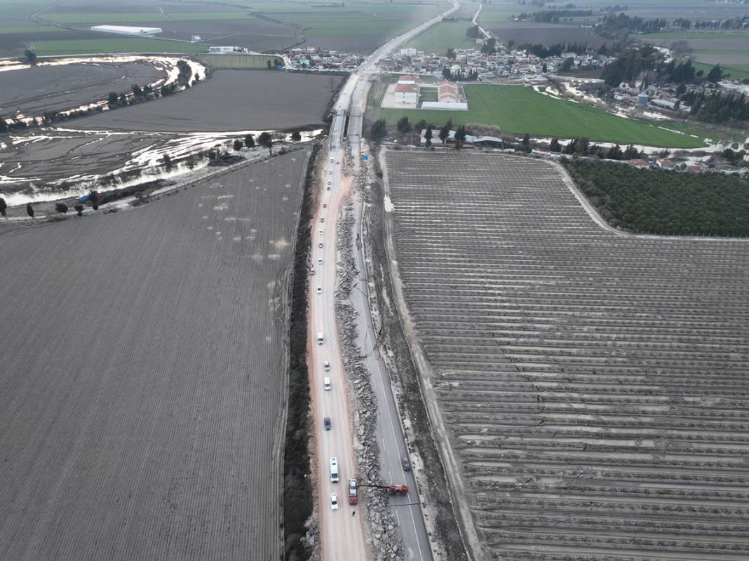 Kırılan fay hattı görüntülendi! Filmden kareler değil gerçek: Yollar yarıldı, devasa çatlaklar oluştu! 2